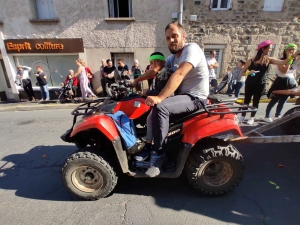 Saint-Maurice-de-Lignon : un corso ensoleillé dans la rue Nationale (vidéo)