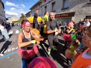 Saint-Maurice-de-Lignon : un corso ensoleillé dans la rue Nationale (vidéo)