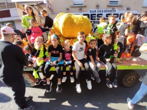 Saint-Maurice-de-Lignon : un corso ensoleillé dans la rue Nationale (vidéo)