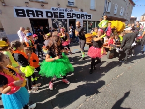 Saint-Maurice-de-Lignon : un corso ensoleillé dans la rue Nationale (vidéo)