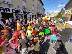 Saint-Maurice-de-Lignon : un corso ensoleillé dans la rue Nationale (vidéo)