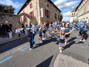 Saint-Maurice-de-Lignon : un corso ensoleillé dans la rue Nationale (vidéo)