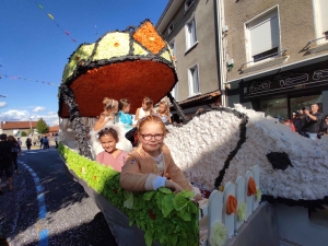 Saint-Maurice-de-Lignon : un corso ensoleillé dans la rue Nationale (vidéo)