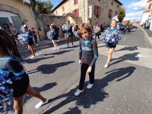 Saint-Maurice-de-Lignon : un corso ensoleillé dans la rue Nationale (vidéo)