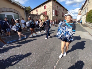 Saint-Maurice-de-Lignon : un corso ensoleillé dans la rue Nationale (vidéo)