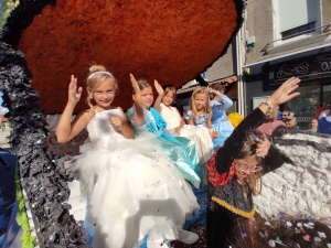 Saint-Maurice-de-Lignon : un corso ensoleillé dans la rue Nationale (vidéo)