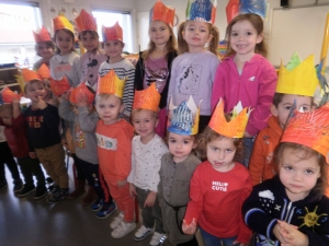 Des rois et des reines maison à l&#039;école de Charrées à Retournac