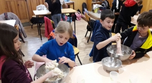 Bas-en-Basset : les élèves de Louise-Michel mettent les mains à la pâte