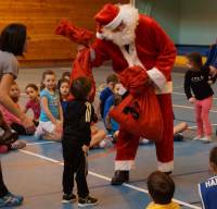 Monistrol-sur-Loire : le Père Noël offre un t-shirt personnalisé à chaque jeune handballeur