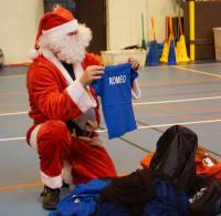 Monistrol-sur-Loire : le Père Noël offre un t-shirt personnalisé à chaque jeune handballeur