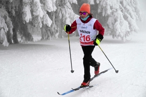 Les skieurs bravent le brouillard aux championnats de ski de fond aux Estables