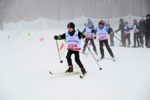 Les skieurs bravent le brouillard aux championnats de ski de fond aux Estables