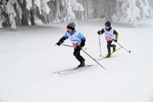 Les skieurs bravent le brouillard aux championnats de ski de fond aux Estables