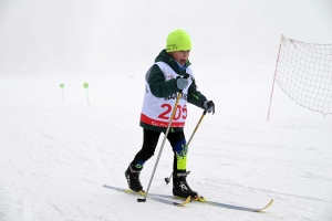 Les skieurs bravent le brouillard aux championnats de ski de fond aux Estables