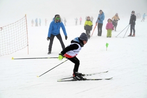 Les skieurs bravent le brouillard aux championnats de ski de fond aux Estables