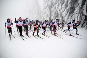 Les skieurs bravent le brouillard aux championnats de ski de fond aux Estables