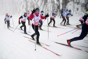 Les skieurs bravent le brouillard aux championnats de ski de fond aux Estables