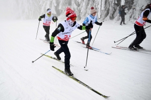 Les skieurs bravent le brouillard aux championnats de ski de fond aux Estables