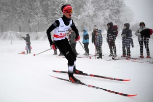 Les skieurs bravent le brouillard aux championnats de ski de fond aux Estables