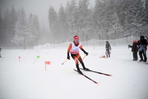 Les skieurs bravent le brouillard aux championnats de ski de fond aux Estables