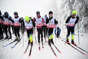 Les skieurs bravent le brouillard aux championnats de ski de fond aux Estables