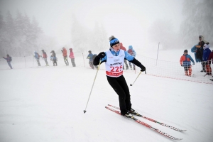 Les skieurs bravent le brouillard aux championnats de ski de fond aux Estables