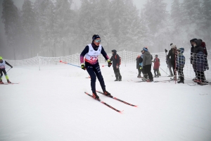 Les skieurs bravent le brouillard aux championnats de ski de fond aux Estables