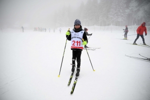 Les skieurs bravent le brouillard aux championnats de ski de fond aux Estables