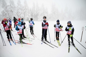 Les skieurs bravent le brouillard aux championnats de ski de fond aux Estables