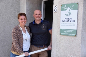 Céline et Guillaume devant la Maison Buissonnière