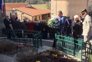 Le dépôt de gerbe par le maire Gilles Cibert