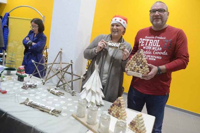 Marie-Gaëlle Perbet, organisatrice du marché de Noël, et Jean-Luc Vidon, président de l&#039;association des parents d&#039;élèves.|Cédric Mouche proposera un photomathon sur le thème de Noël avec des clichés personnalisables.||||||