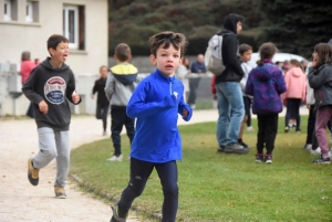 Yssingeaux : les 270 élèves de l&#039;école élémentaire publique à la course des droits de l&#039;enfant