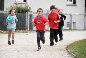 Yssingeaux : les 270 élèves de l&#039;école élémentaire publique à la course des droits de l&#039;enfant