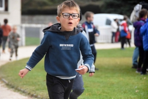 Yssingeaux : les 270 élèves de l&#039;école élémentaire publique à la course des droits de l&#039;enfant