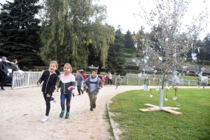 Yssingeaux : les 270 élèves de l&#039;école élémentaire publique à la course des droits de l&#039;enfant