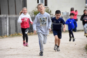 Yssingeaux : les 270 élèves de l&#039;école élémentaire publique à la course des droits de l&#039;enfant