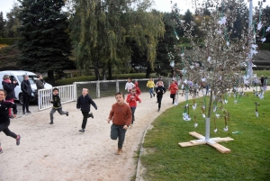 Yssingeaux : les 270 élèves de l&#039;école élémentaire publique à la course des droits de l&#039;enfant