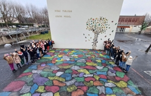 Bas-en-Basset : une toile éphèmère géante à l'école publique