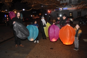 Des centaines de mini-montgolfières de Noël dans la nuit d&#039;Yssingeaux