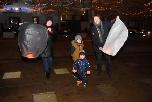 Des centaines de mini-montgolfières de Noël dans la nuit d&#039;Yssingeaux