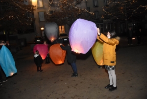 Des centaines de mini-montgolfières de Noël dans la nuit d&#039;Yssingeaux