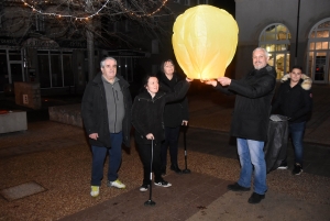 Des centaines de mini-montgolfières de Noël dans la nuit d&#039;Yssingeaux