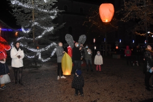 Des centaines de mini-montgolfières de Noël dans la nuit d&#039;Yssingeaux