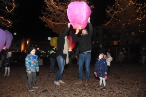 Des centaines de mini-montgolfières de Noël dans la nuit d&#039;Yssingeaux