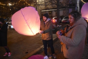 Des centaines de mini-montgolfières de Noël dans la nuit d&#039;Yssingeaux