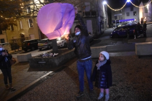 Des centaines de mini-montgolfières de Noël dans la nuit d&#039;Yssingeaux