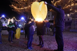 Des centaines de mini-montgolfières de Noël dans la nuit d&#039;Yssingeaux