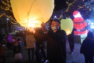 Des centaines de mini-montgolfières de Noël dans la nuit d&#039;Yssingeaux