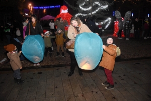 Des centaines de mini-montgolfières de Noël dans la nuit d&#039;Yssingeaux